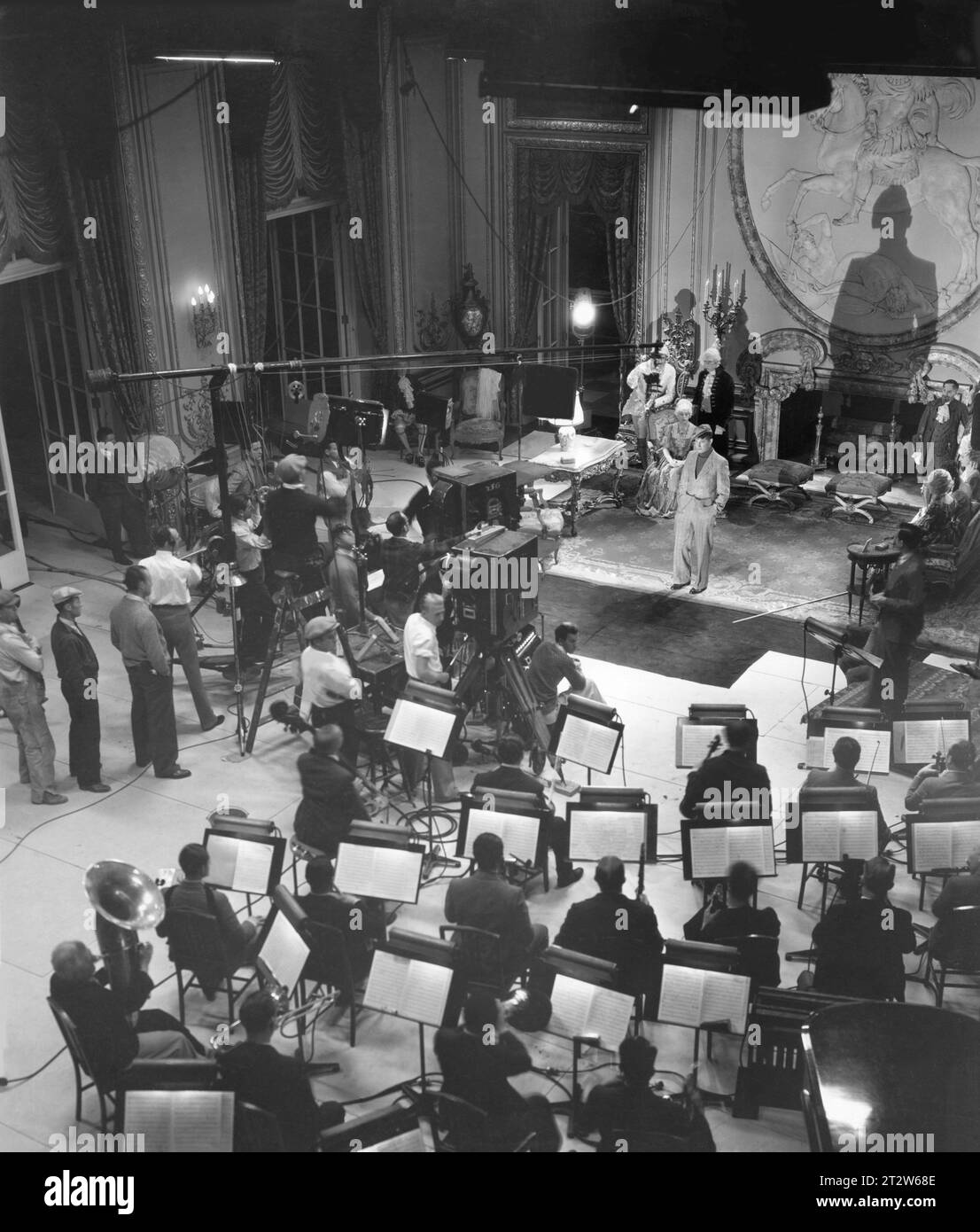 MAURICE CHEVALIER che filma LOVE ME TONIGHT 1932 con l'orchestra in studio sul palco sonoro dei Paramount Studios. Direttore ROUBEN MAMOULIAN da The Play di LEOPOLD MARCHAND e PAUL ARMONT Costume Design di TRAVIS BANTON e EDITH HEAD musica di RICHARD RODGERS e testi di LORENZ HART Paramount Pictures Foto Stock