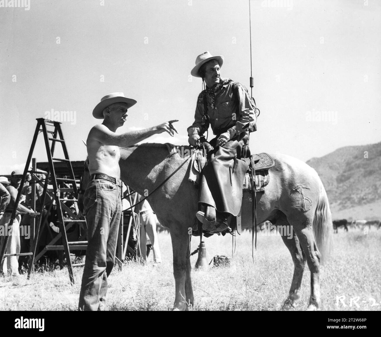 Il regista HOWARD HAWKS durante le riprese del film RED RIVER 1948, dando istruzioni a un cowboy con una radio ricetrasmittente. Storia BORDEN CHASE Music DIMITRI TIOMKIN Monterey Productions / United Artists Foto Stock