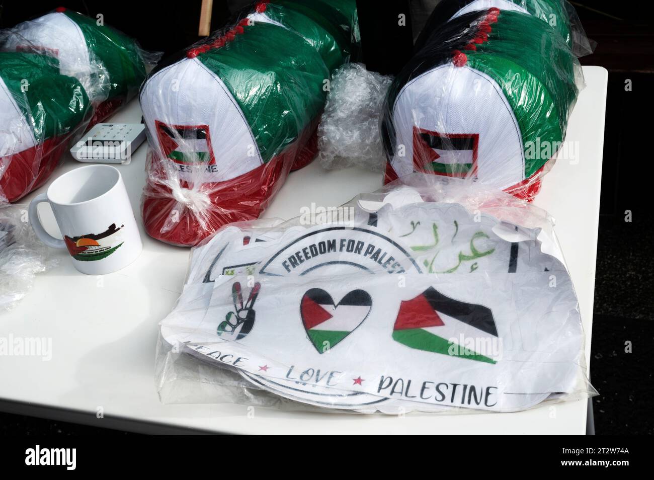 Il 21 ottobre 2023 circa 100.000 persone hanno marciato attraverso il centro di Londra a sostegno della Palestina e chiedendo la fine dei bombardamenti di Gaza. Foto Stock