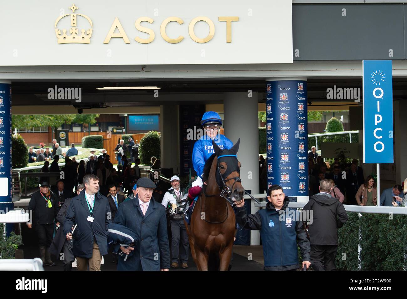 Ascot, Berkshire, Regno Unito. 21 ottobre 2023. Jockey Frankie Dettori si dirige sul circuito di Ascot a cavallo Trawlerman prima di vincere la QIPCO British Champions Long Distance Cup al QIPCO British Champions Day all'Ippodromo di Ascot. Istruttore John & Thady Gosden Newmarket. Il proprietario Godolphin. Oggi sarà l’ultima gara di Frankie Dettori nel Regno Unito prima di dirigersi verso gli Stati Uniti per continuare la sua carriera lì. Credito: Maureen McLean/Alamy Live News Foto Stock