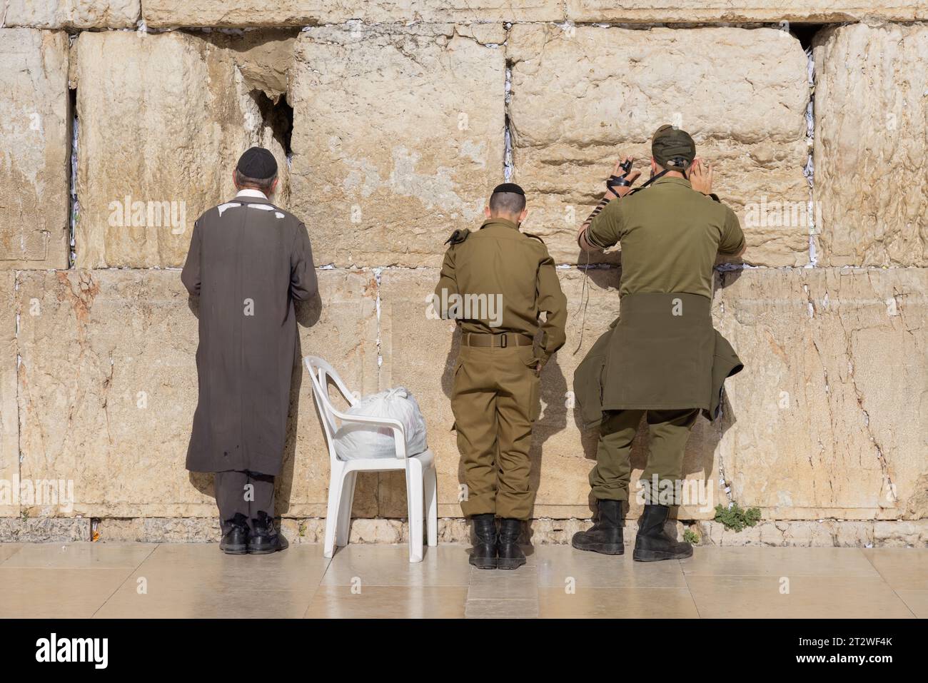 I soldati israeliani dell'esercito israeliano pregano per la pace al muro Occidentale nella città vecchia di Gerusalemme durante la guerra con Hamas a Gaza che ha portato a morti civili, sequestri di ostaggi e crisi umanitaria. Foto Stock