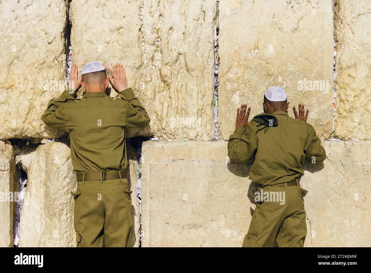 I soldati israeliani dell'esercito israeliano pregano per la pace al muro Occidentale nella città vecchia di Gerusalemme durante la guerra con Hamas a Gaza che ha portato a morti civili, sequestri di ostaggi e crisi umanitaria. Foto Stock