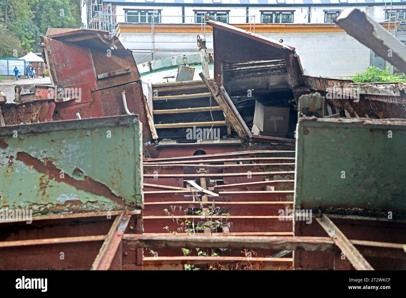 Erinnerung an die Flutkatastrophe 2021 Das erste Motorschiff Moornixe, das auf dem Namen Baldeney im Jahre 1933 getauft wurde und auf dem gleichnamigen Essener vedere Ausflugsschiff unterwegs War, trug zeitweilig den Namen Nixe und War eine Zeit lang in Ostfriesland. Nachdem das Schiff beim Hochwasser AM 15. Juli 2021 gesunken War, steht es heute kurz nach der Ankunft weitgehend unbeachtet und in einem völlig zerstörten Zustand nahe dem Spillenburger Wehr neben der Ruhr. Essen Nordrhein-Westfalen Deutschland Westfalenstraße *** ricordo del disastro delle inondazioni nel 2021 la prima motonave Mo Foto Stock