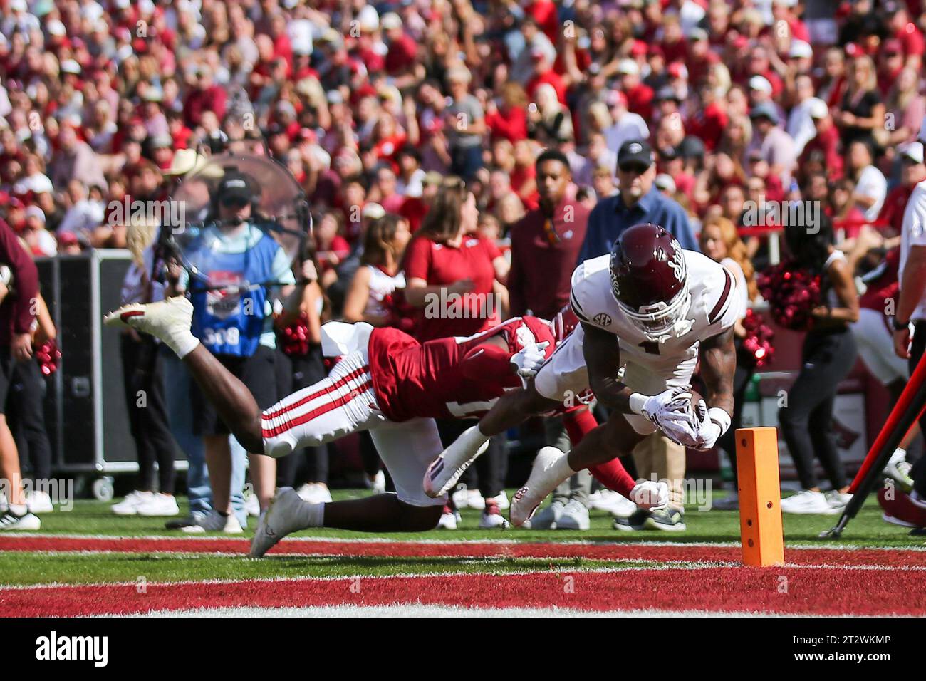 21 ottobre 2023: Il ricevitore dello Stato del Mississippi Zavion Thomas #1 si tuffa per il pilone mentre scende in disparte. Lo Stato del Mississippi sconfisse l'Arkansas 7-3 a Fayetteville, Arkansas. Richey Miller/CSM Foto Stock