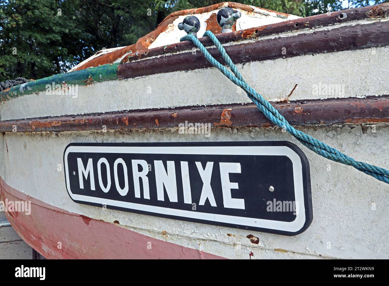 Erinnerung an die Flutkatastrophe 2021 Das erste Motorschiff Moornixe, das auf dem Namen Baldeney im Jahre 1933 getauft wurde und auf dem gleichnamigen Essener vedere Ausflugsschiff unterwegs War, trug zeitweilig den Namen Nixe und War eine Zeit lang in Ostfriesland. Nachdem das Schiff beim Hochwasser AM 15. Juli 2021 gesunken War, steht es heute kurz nach der Ankunft weitgehend unbeachtet und in einem völlig zerstörten Zustand nahe dem Spillenburger Wehr neben der Ruhr. Essen Nordrhein-Westfalen Deutschland Westfalenstraße *** ricordo del disastro delle inondazioni nel 2021 la prima motonave Mo Foto Stock