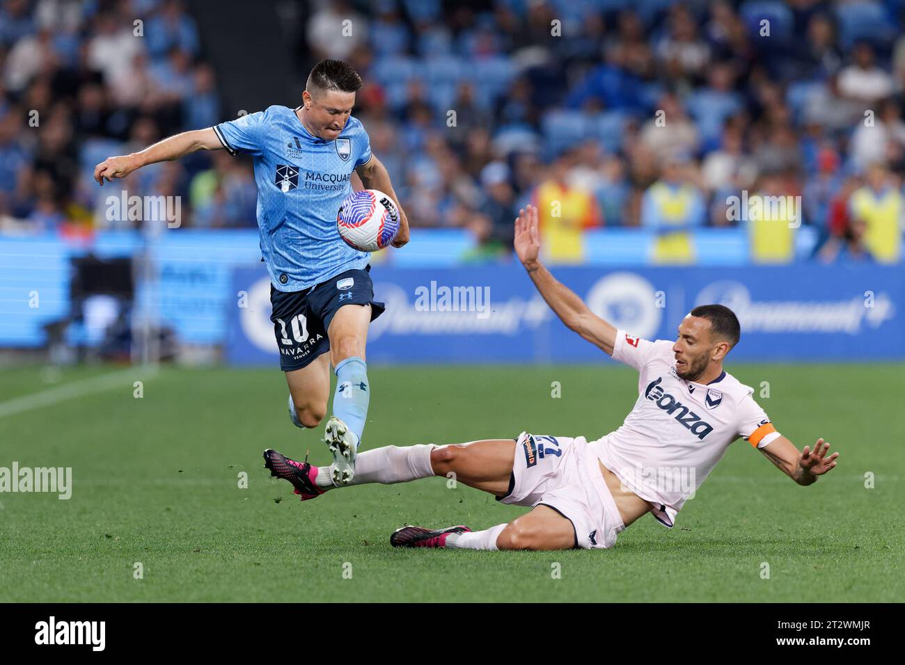 Sydney, Australia. 21 ottobre 2023. Roderick Miranda del Melbourne Victory gareggia per il ballo con Joseph Lolley del Sydney FC durante l'Isuzu Ute A-League Rd1 tra Sydney FC e Melbourne Victory all'Allianz Stadium il 21 ottobre 2023 a Sydney, Australia Credit: IOIO IMAGES/Alamy Live News Foto Stock