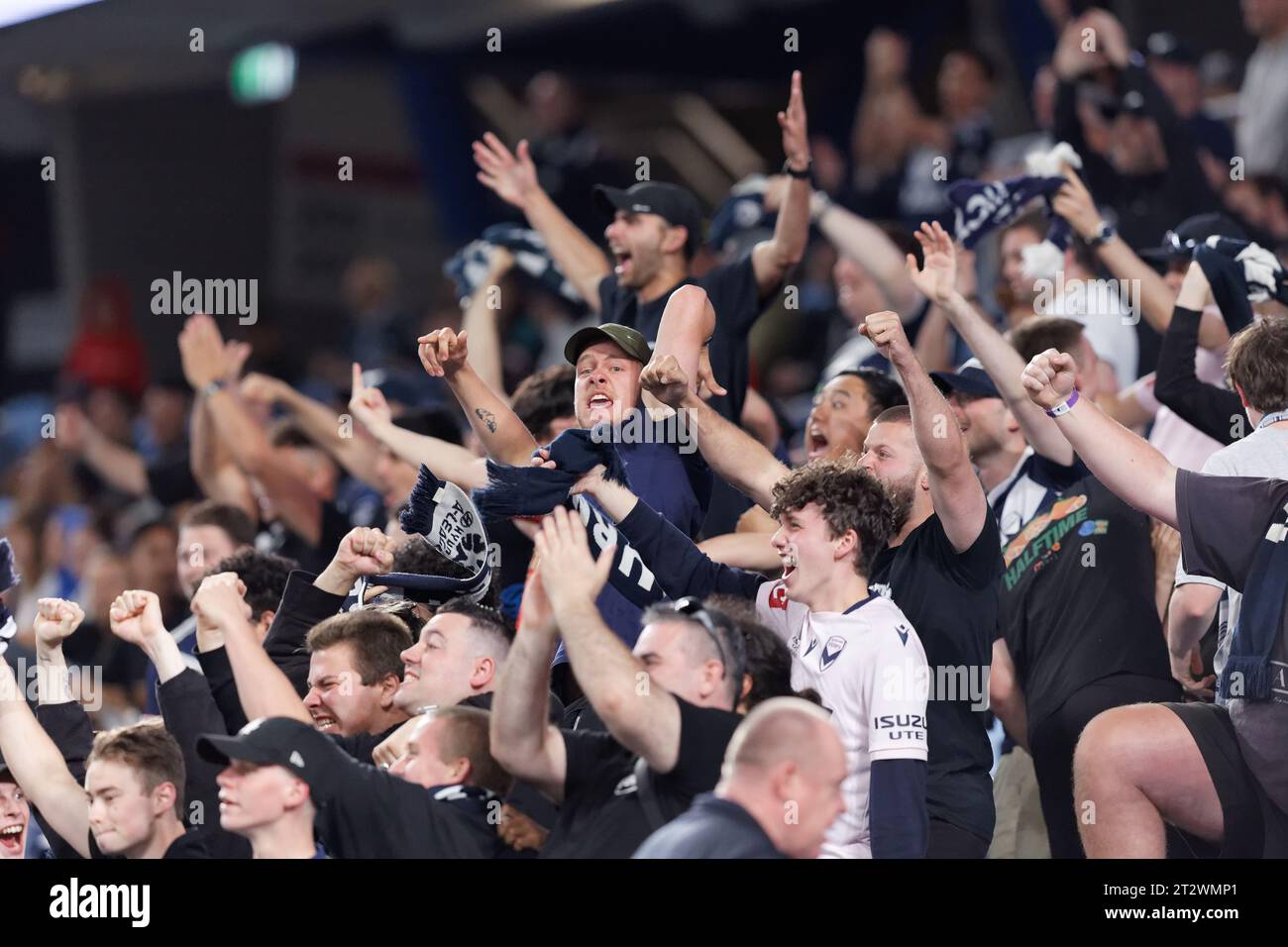 Sydney, Australia. 21 ottobre 2023. I tifosi del Melbourne Victory mostrano il loro supporto durante l'Isuzu Ute A-League Rd1 tra il Sydney FC e il Melbourne Victory all'Allianz Stadium il 21 ottobre 2023 a Sydney, Australia Credit: IOIO IMAGES/Alamy Live News Foto Stock