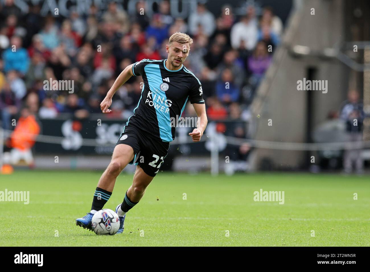 Swansea, Regno Unito. 21 ottobre 2023. Kiernan Dewsbury-Hall di Leicester City in azione. Partita di campionato EFL Skybet, Swansea City contro Leicester City presso lo Stadio Swansea.com di Swansea, Galles, sabato 21 ottobre 2023. Questa immagine può essere utilizzata solo per scopi editoriali. Solo per uso editoriale, foto di Andrew Orchard/Andrew Orchard fotografia sportiva/Alamy Live news credito: Andrew Orchard fotografia sportiva/Alamy Live News Foto Stock