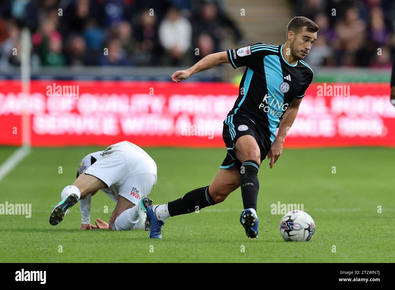 Swansea, Regno Unito. 21 ottobre 2023. Harry Winks di Leicester City in azione. Partita di campionato EFL Skybet, Swansea City contro Leicester City presso lo Stadio Swansea.com di Swansea, Galles, sabato 21 ottobre 2023. Questa immagine può essere utilizzata solo per scopi editoriali. Solo per uso editoriale, foto di Andrew Orchard/Andrew Orchard fotografia sportiva/Alamy Live news credito: Andrew Orchard fotografia sportiva/Alamy Live News Foto Stock