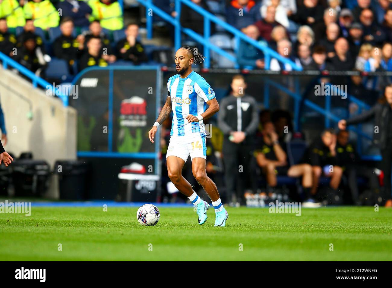 John Smith's Stadium, Huddersfield, Inghilterra - 21 ottobre 2023 Sorba Thomas (14) di Huddersfield Town - durante la partita Huddersfield Town contro Queens Park Rangers, Sky Bet Championship, 2023/24, John Smith's Stadium, Huddersfield, Inghilterra - 21 ottobre 2023 crediti: Arthur Haigh/WhiteRosePhotos/Alamy Live News Foto Stock