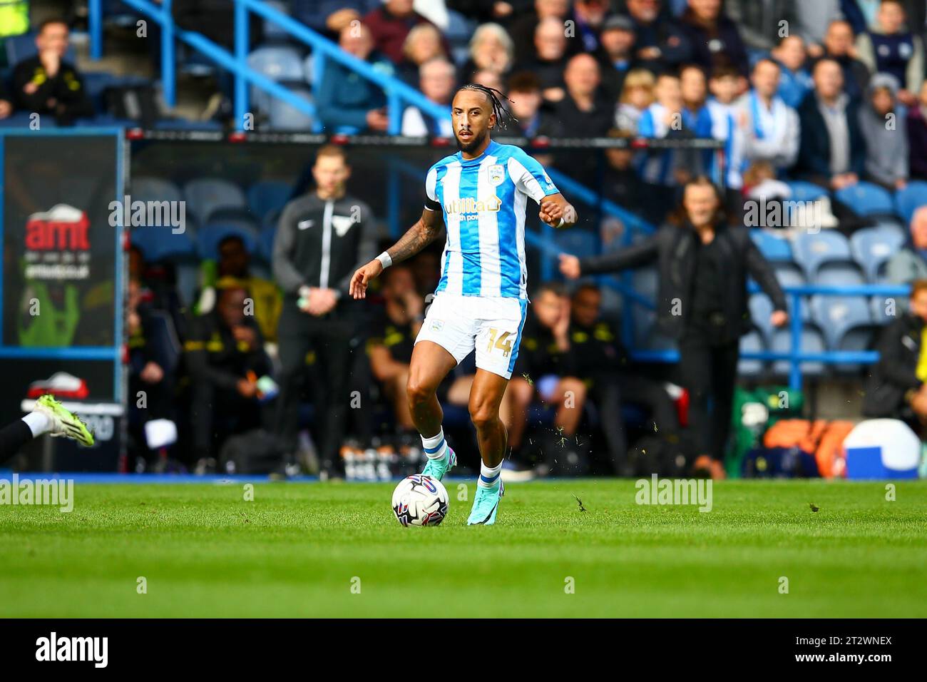 John Smith's Stadium, Huddersfield, Inghilterra - 21 ottobre 2023 Sorba Thomas (14) di Huddersfield Town - durante la partita Huddersfield Town contro Queens Park Rangers, Sky Bet Championship, 2023/24, John Smith's Stadium, Huddersfield, Inghilterra - 21 ottobre 2023 crediti: Arthur Haigh/WhiteRosePhotos/Alamy Live News Foto Stock