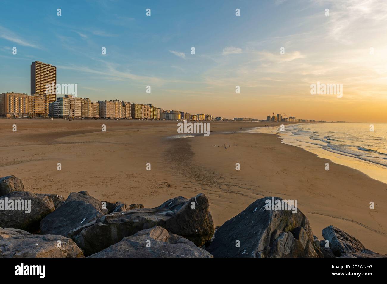 Skyline della città di Ostenda e spiaggia del Mare del Nord al tramonto, Fiandre, Belgio. Foto Stock