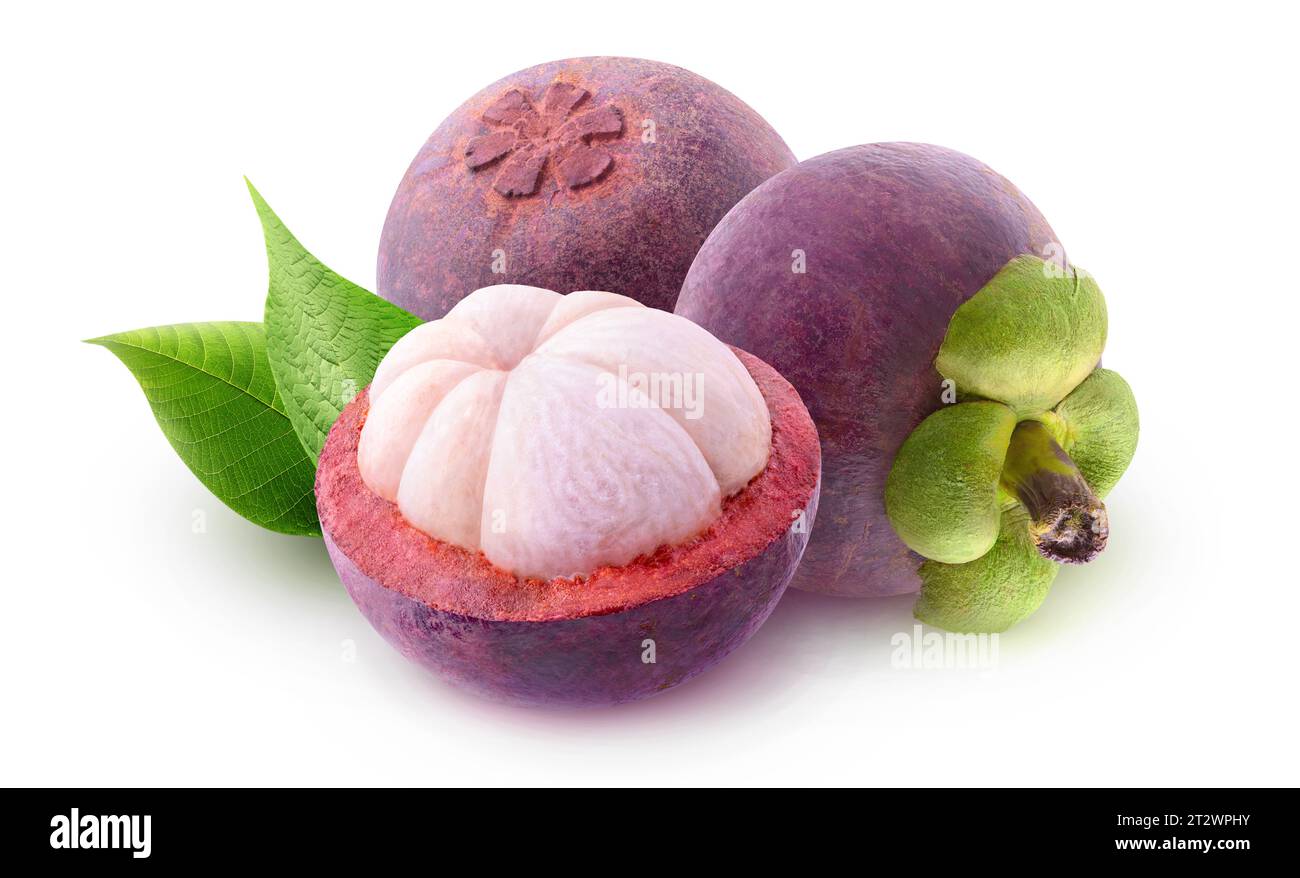 Frutti di mangostano tagliati a metà, isolati su bianco Foto Stock