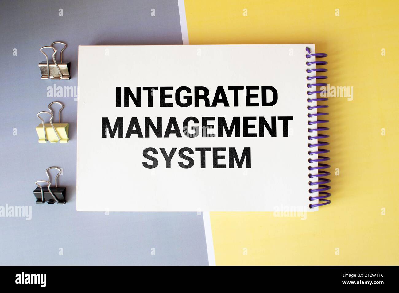 Blocco note con cartello comunicazioni di marketing integrate IMC Foto Stock