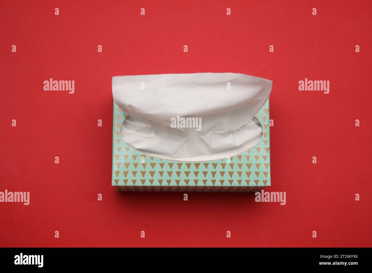 Scatola di fazzoletti di carta su sfondo rosso, sopra la vista Foto Stock