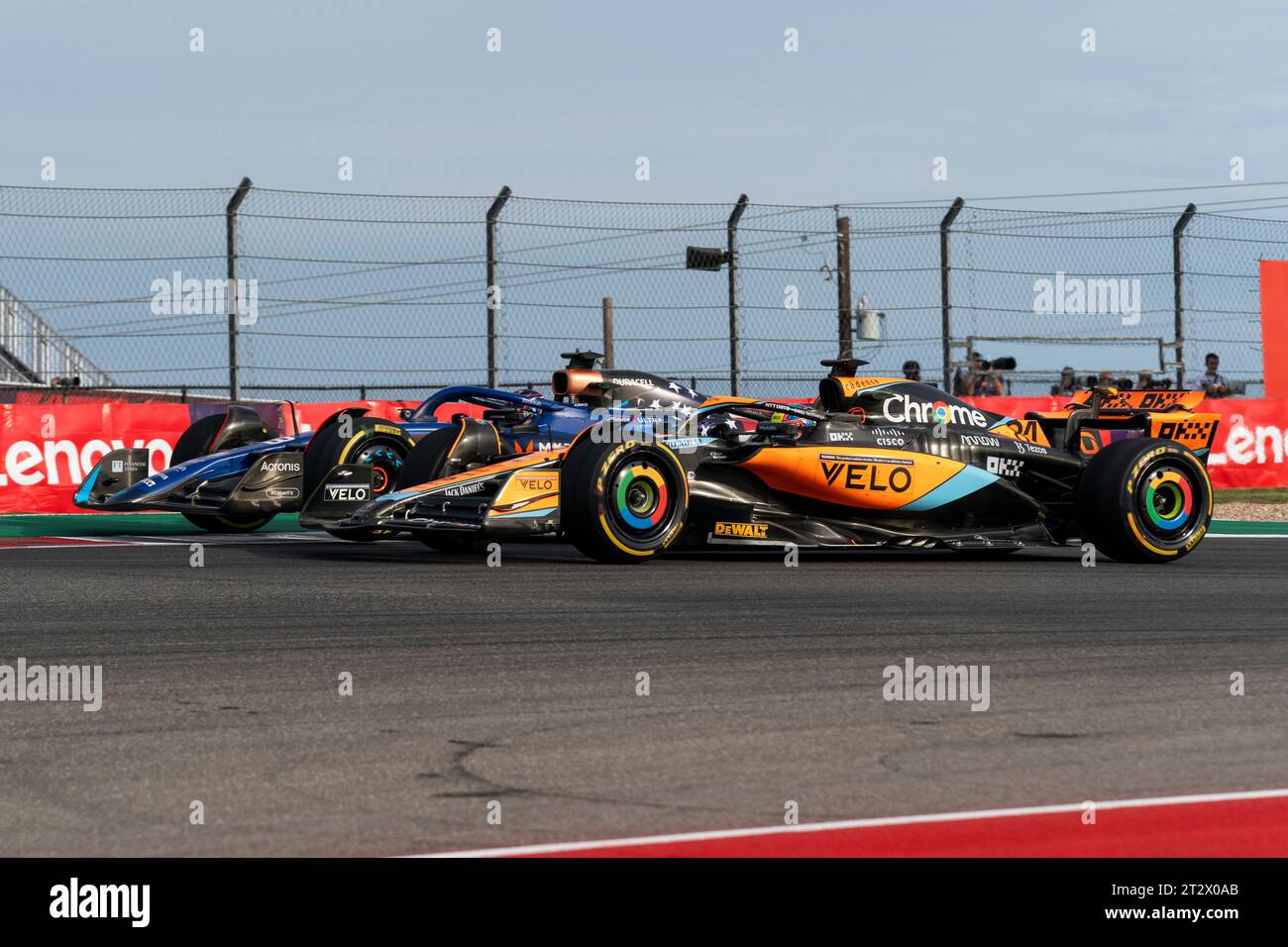 Austin, Stati Uniti. 21 ottobre 2023. Il pilota australiano di Formula 1 Oscar Piastri del McLaren F1 Team e il pilota tailandese di Formula 1 Alex Albon della Williams Racing si scontrano in curva durante la gara di Sprint al Gran Premio di Formula uno degli Stati Uniti sul circuito delle Americhe di Austin, Texas, sabato 21 ottobre 2023. Foto di Greg Nash/UPI Credit: UPI/Alamy Live News Foto Stock