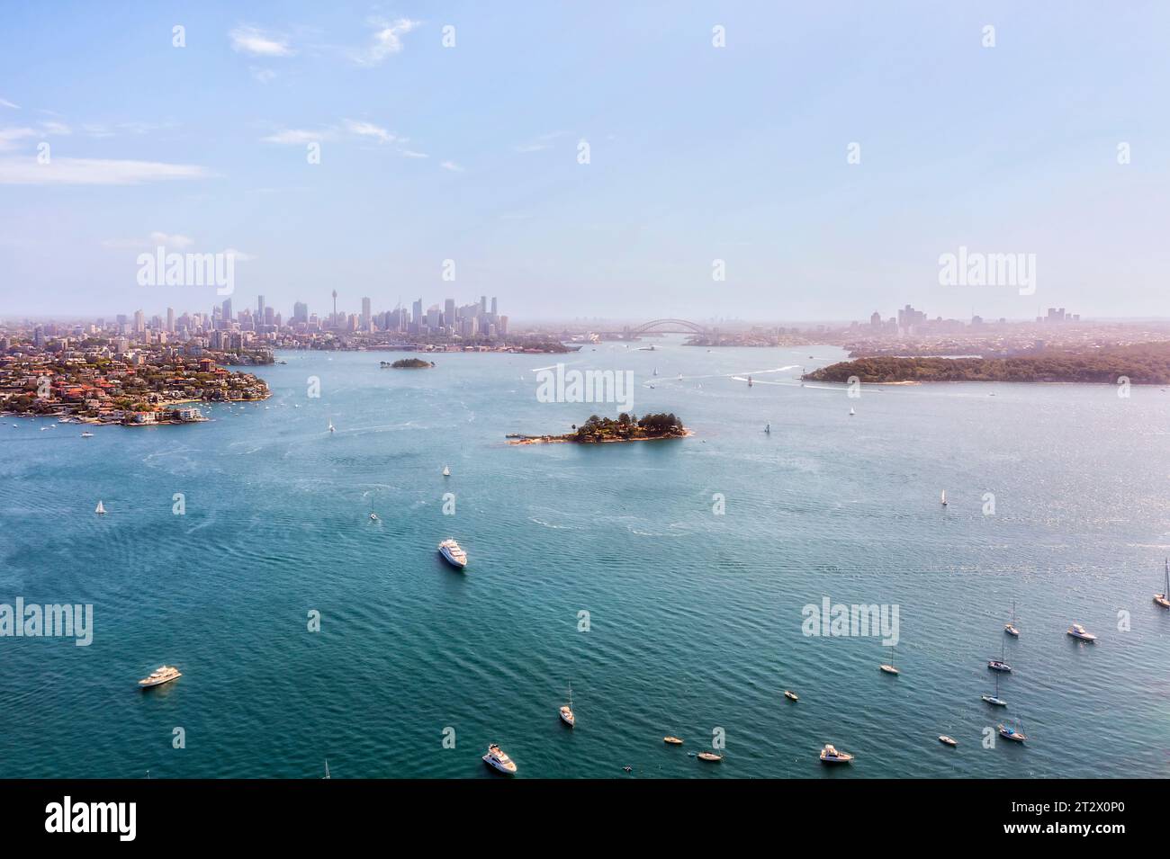I sobborghi orientali di Greater Sydney e il CBD cittadino sulle rive del porto di Sydney con vista aerea da Shark Island. Foto Stock