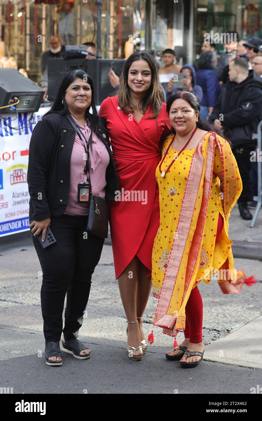 NY, USA. 21 ottobre 2023. Jackson Heights, New York, USA, 21 ottobre 2023 - il sindaco di New York Eric Adams insieme a Shiv Dass, Khuda Baksh, Jenifer Rajkumar, consegna osservazioni alla 74th Street Jackson Heights Indian Merchants Associations Diwali Mela sabato 21 ottobre 2023. Foto: Luiz Rampelotto/EuropaNewswire (immagine di credito: © Luiz Rampelotto/ZUMA Press Wire) SOLO USO EDITORIALE! Non per USO commerciale! Foto Stock