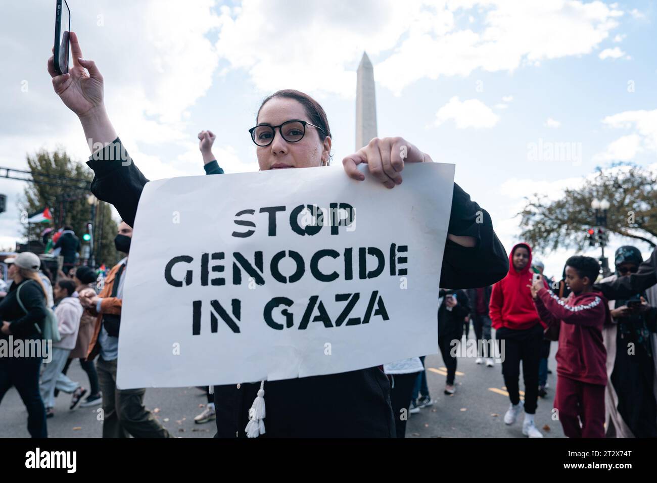 Washington, Stati Uniti. 21 ottobre 2023. Un manifestante pro-palestinese tiene un cartello durante una manifestazione che chiede un cessate il fuoco a Gaza. Credito: SOPA Images Limited/Alamy Live News Foto Stock