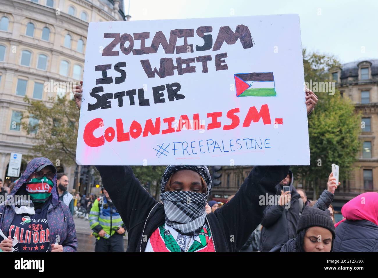 Londra, Regno Unito. 21 ottobre 2023. Si stima che 100.000 persone abbiano marciato a sostegno della Palestina, terminando a Whitehall, dove si è tenuta una manifestazione, chiedendo un cessate il fuoco tra le forze israeliane e i militanti di Hamas. Mercoledì, un'esplosione si è verificata all'ospedale arabo di al-Ahli, uccidendo e ferendo centinaia di persone, provocando indignazione in tutto il mondo. Non è chiaro chi sia il responsabile dell'esplosione. Credito: Fotografia dell'undicesima ora/Alamy Live News Foto Stock