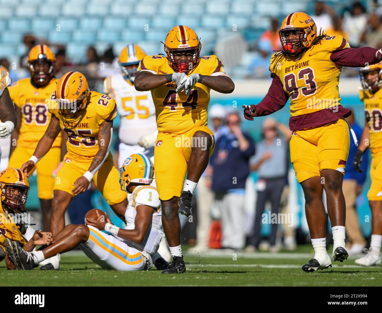 21 ottobre 2023: Bethune Cookman defensive lineman A.J. Hall Jr. (44) reagisce dopo aver ricevuto un sack nella partita di football NCAA del primo tempo tra i Southern University Jaguars e i Bethune Cookman Wildcats all'Everbank Stadium di Jacksonville, Florida. Romeo T Guzman/Cal Sport Media Foto Stock