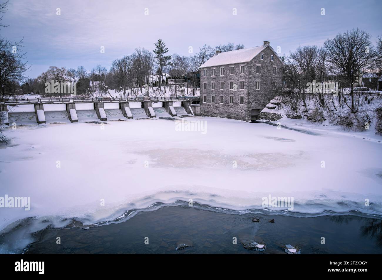 Watson's Mill and Dam, Frozen Rideau River, Manotick, Ottawa, Ontario, Canada Foto Stock