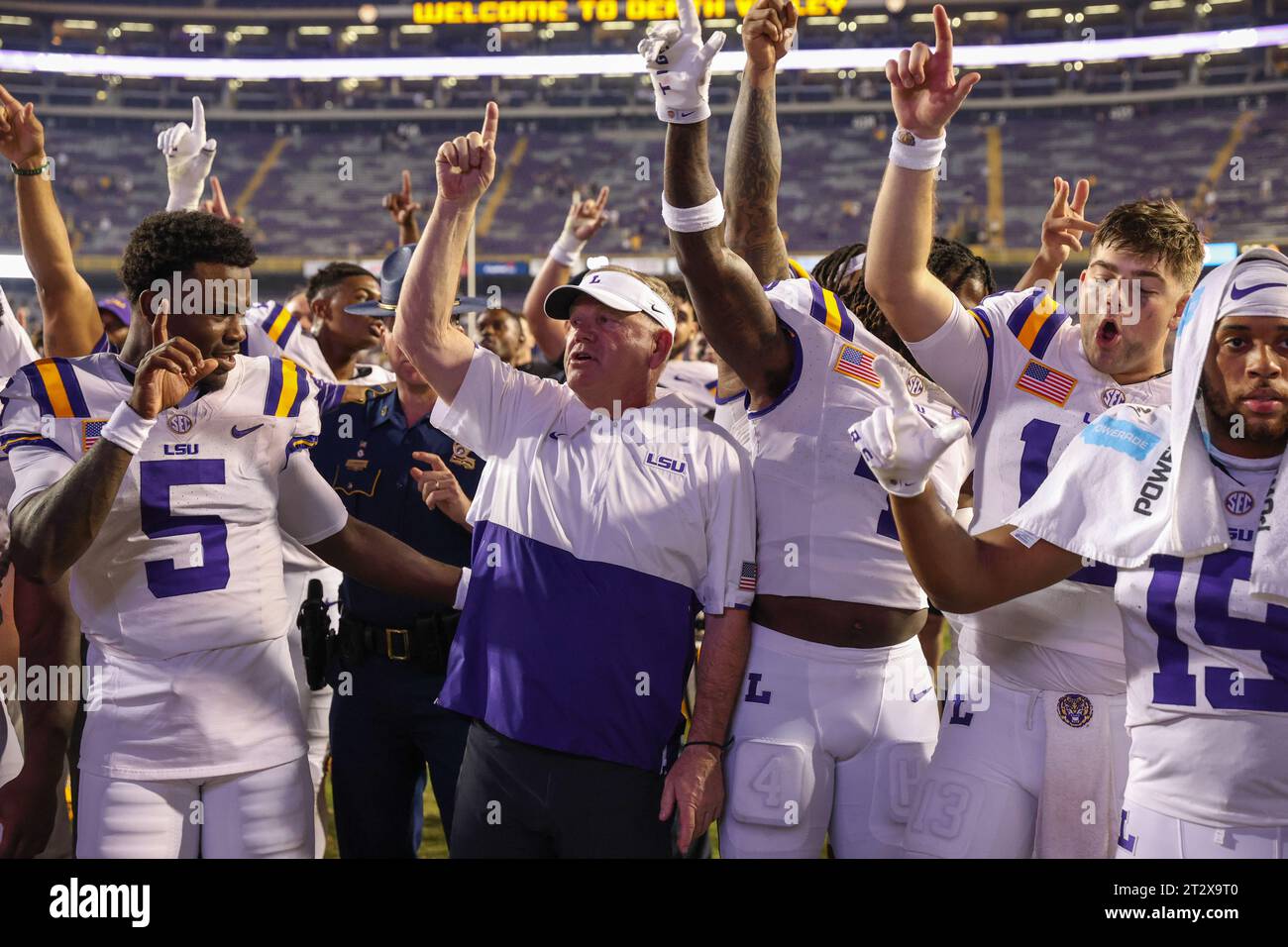 21 ottobre 2023 Il capo allenatore della LSU Brian Kelly è affiancato