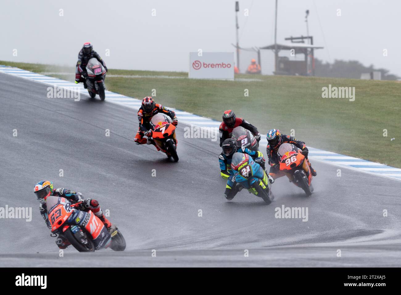 Melbourne, Australia, 22 ottobre 2023. PEREZ Vicente (VPer) di SPA sul BOE Motorsports KTM davanti a HOLGADO Daniel (Dhol) di SPA sul Red Bull KTM Tech3 KTM durante il MotoGP australiano al Phillip Island Grand Prix Circuit il 22 ottobre 2023 a Melbourne, in Australia. Crediti: Dave Hewison/Speed Media/Alamy Live News Foto Stock