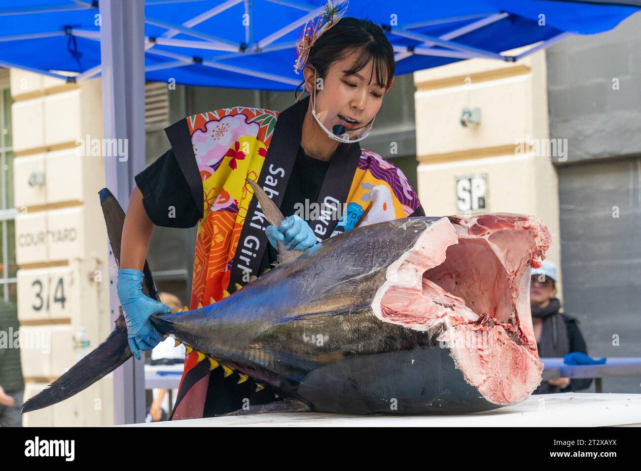 I membri del Sabaki Girl Project eseguono il taglio del tonno rosso durante la Japanese Food Expo all'Industry City di New York il 21 ottobre 2023 Foto Stock