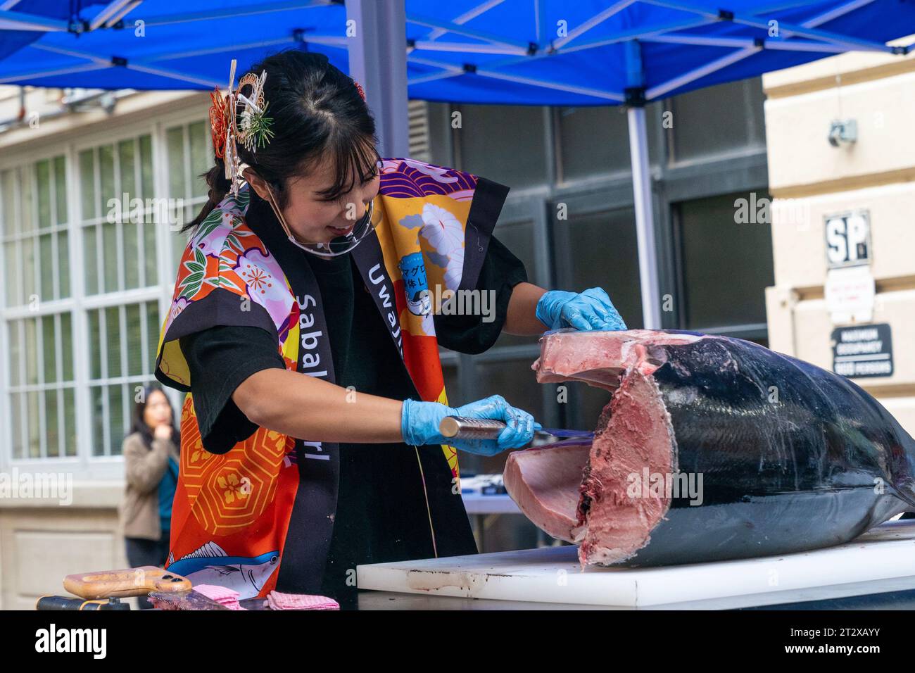 I membri del Sabaki Girl Project eseguono il taglio del tonno rosso durante la Japanese Food Expo all'Industry City di New York il 21 ottobre 2023 Foto Stock