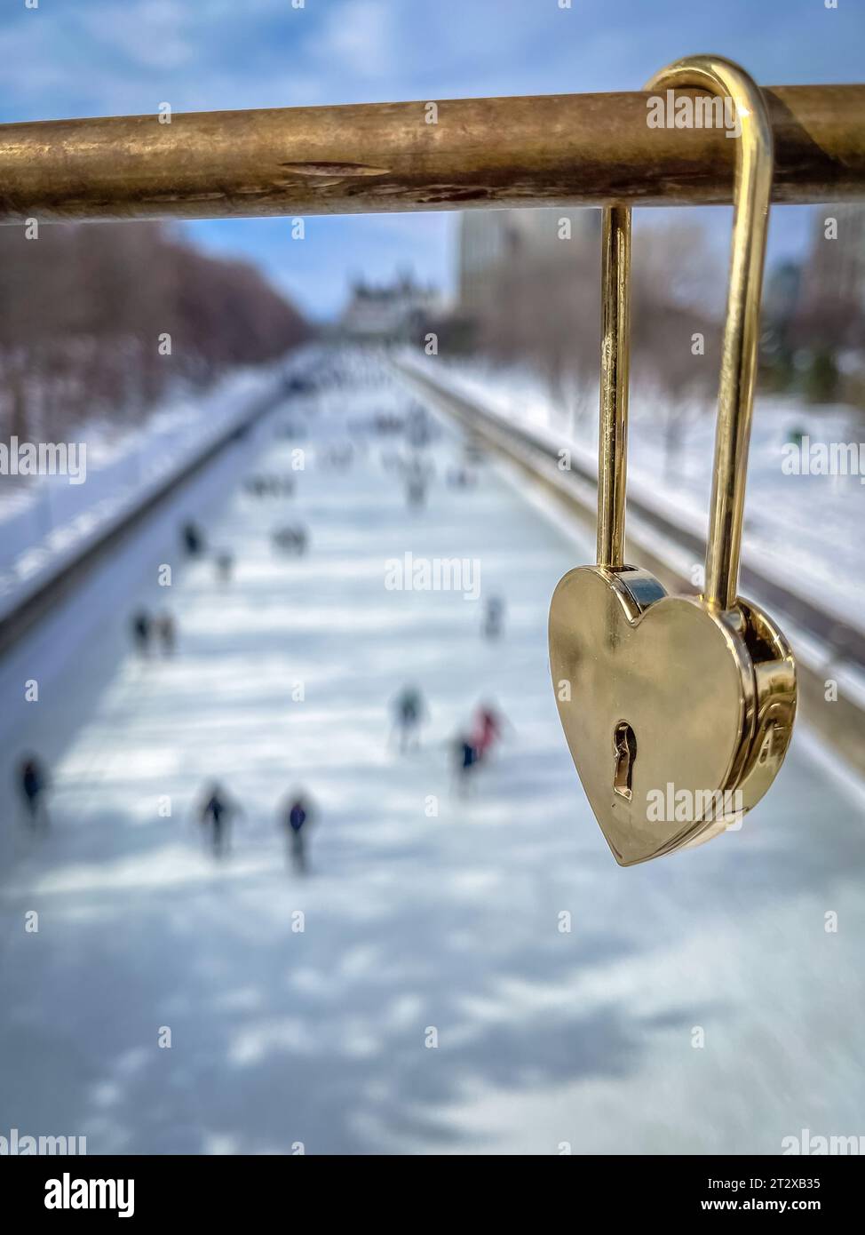 Lucchetto d'oro sul ponte e pattinatori sul canale Rideau, Ottawa, Ontario, Canada Foto Stock