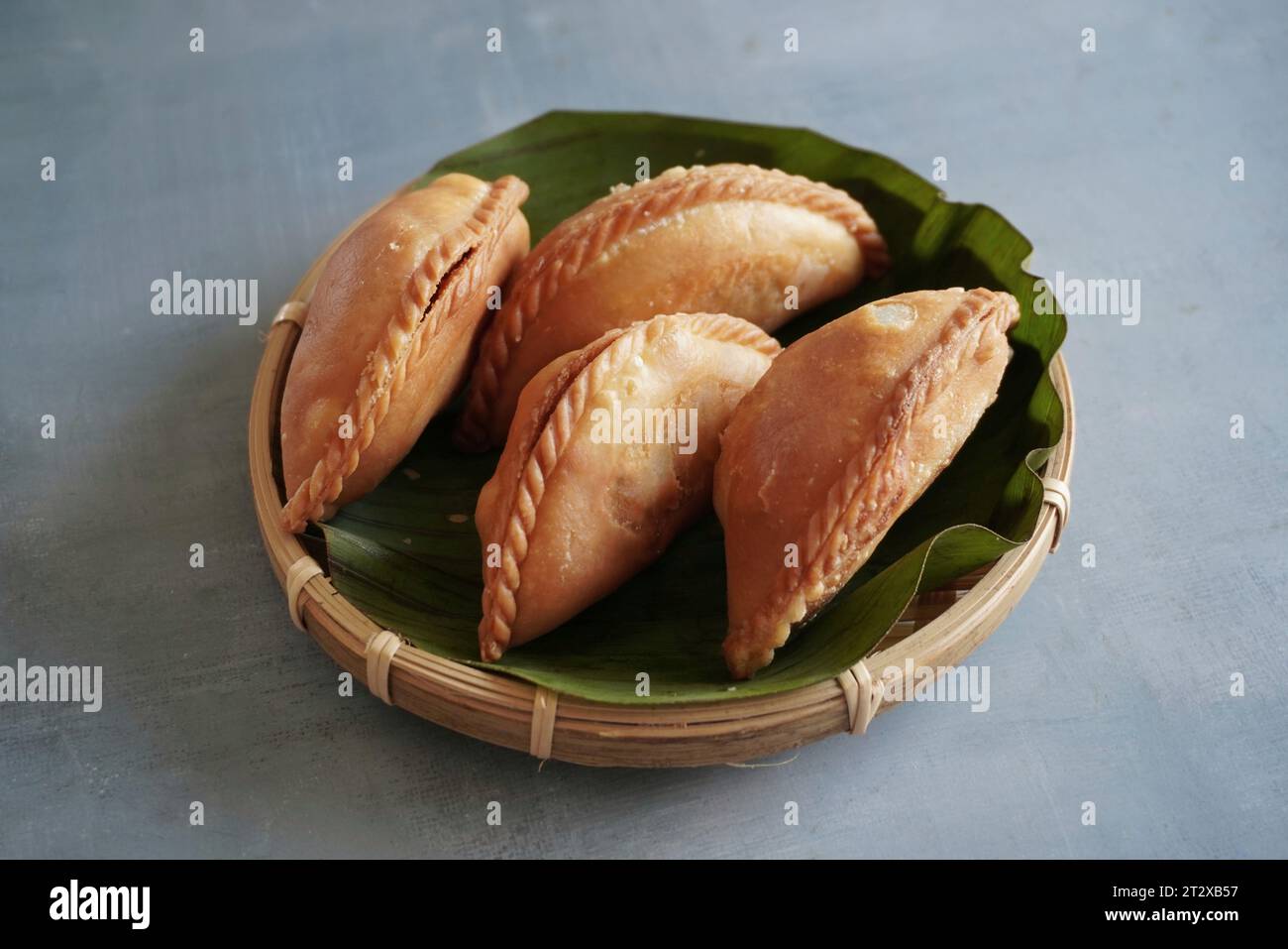 Immagine ravvicinata del tradizionale karipap dello spuntino malese o del curry puff. Foto Stock