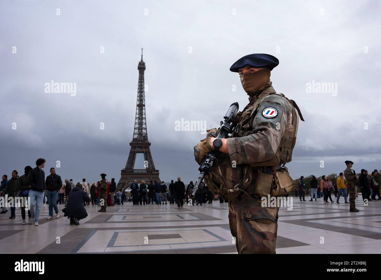 Parigi, Francia. 21 ottobre 2023. Un militare francese dell'"operazione Sentinelle" controlla la zona del Trocadero di fronte alla Torre Eiffel, affollata di turisti, poiché la Francia è in allerta per il terrorismo a causa del conflitto israelo-palestinese. Decine di militari e poliziotti francesi sono schierati in tutta Parigi a causa di molteplici minacce di bombe. Credito: SOPA Images Limited/Alamy Live News Foto Stock