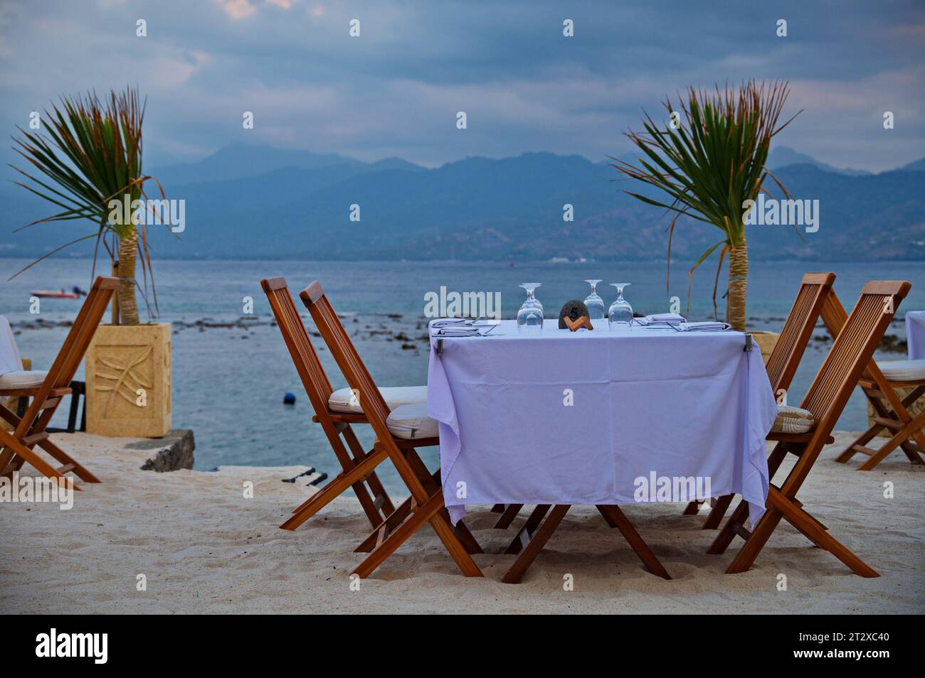 Tavolo da ristorante sulla spiaggia sabbiosa in Indonesia Foto Stock