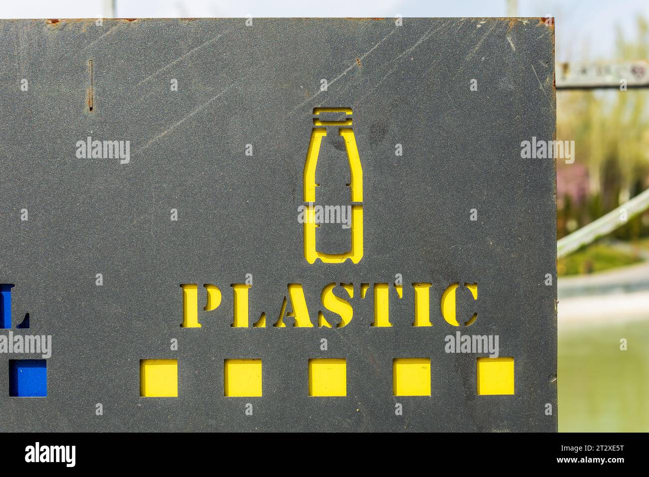 Contenitori di rifiuti nel tema della protezione ambientale della città Foto Stock