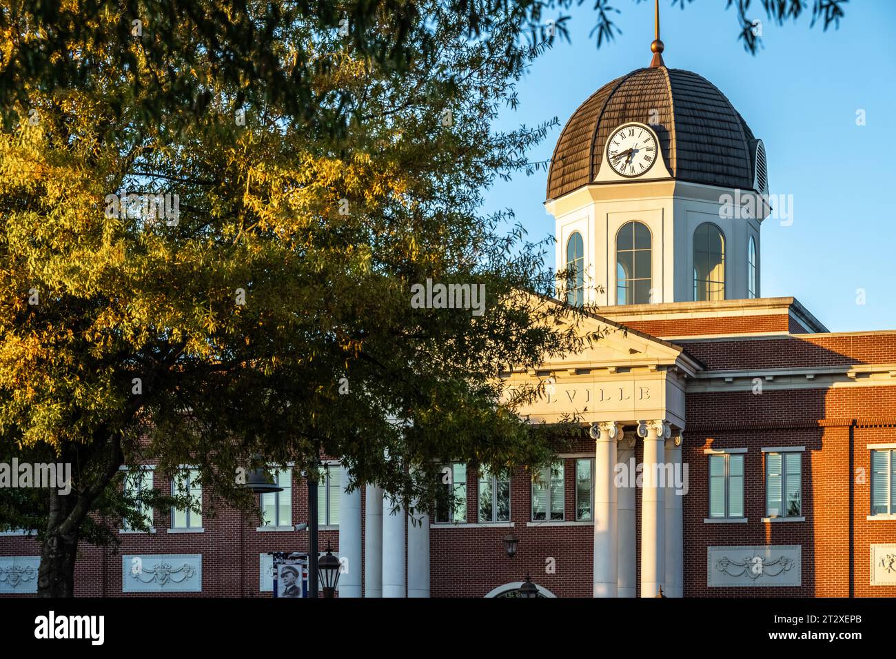 Snellville City Hall e tribunale al tramonto a Snellville, Georgia, appena ad est di Atlanta. (USA) Foto Stock