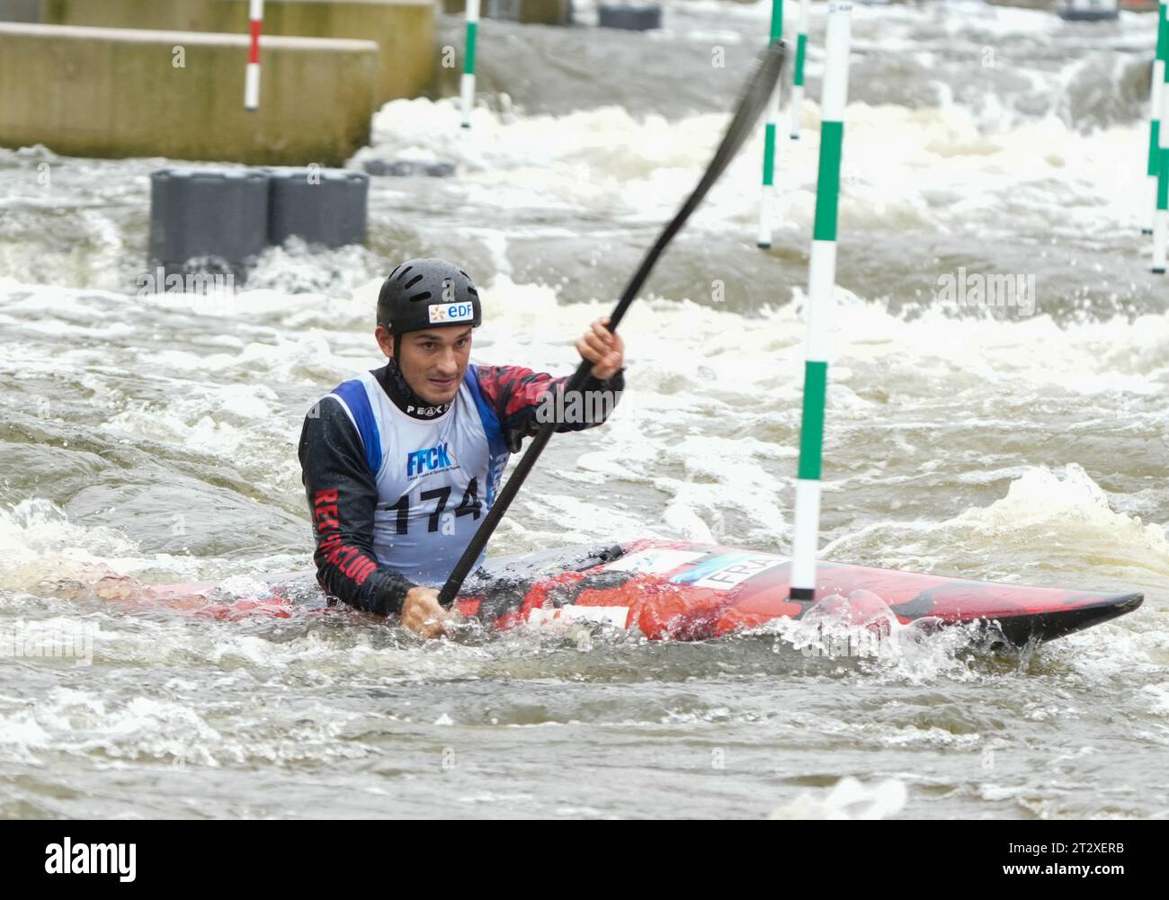 Mathurin Madore 5° Championnat de France C1 Men durante i campionati francesi Slalom e kayak Cross, evento canoa il 21 ottobre 2023 allo Stade d'eaux vives di Cesson-Sevigne, Francia. Foto Laurent Lairys/ABACAPRESS.COM credito: Abaca Press/Alamy Live News Foto Stock