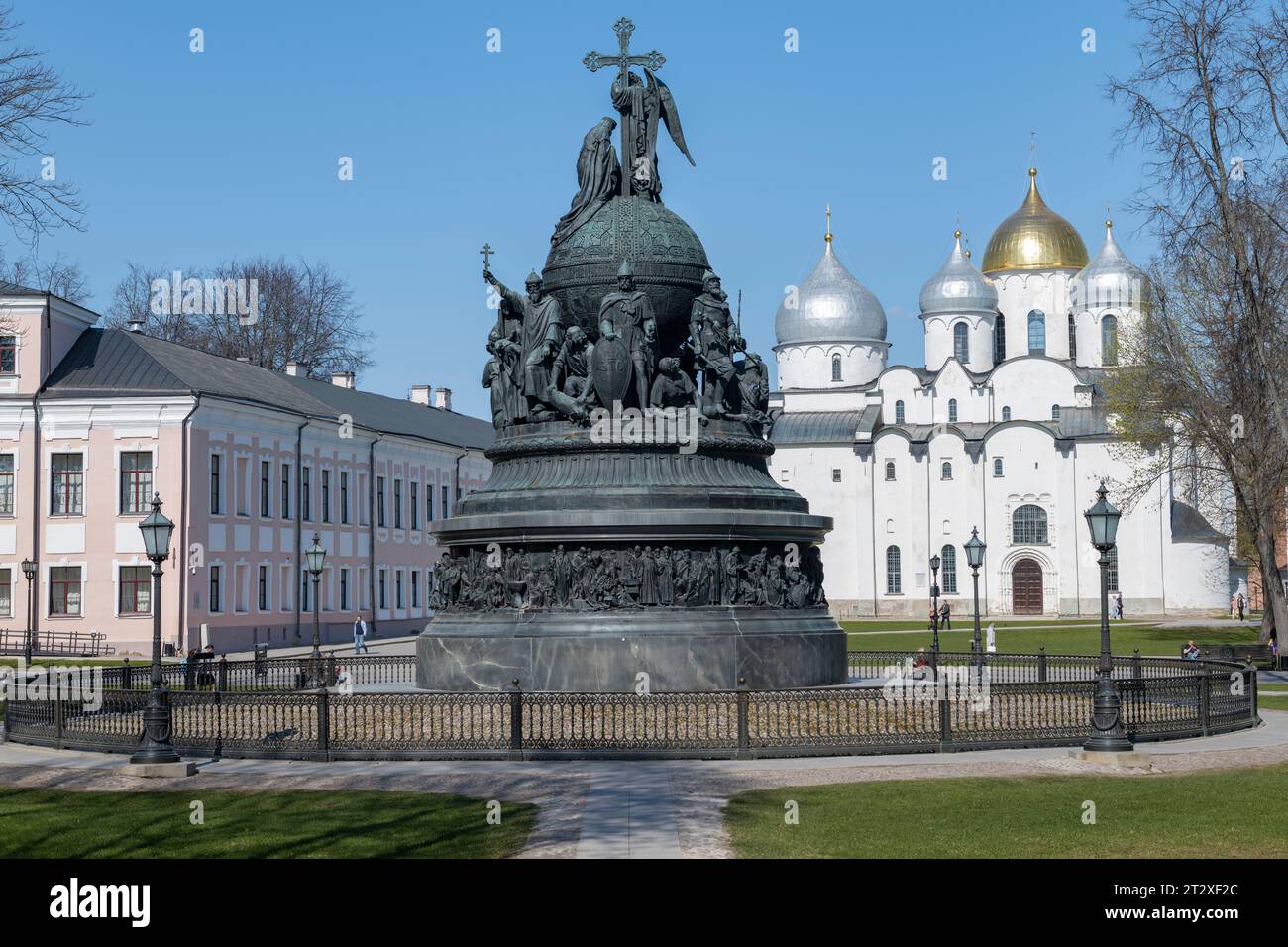 VELIKY NOVGOROD, RUSSIA - 25 APRILE 2023: Monumento "Millennium of Russia" e medievale St Cattedrale di Sofia nel Cremlino di Veliky Novgorod Foto Stock