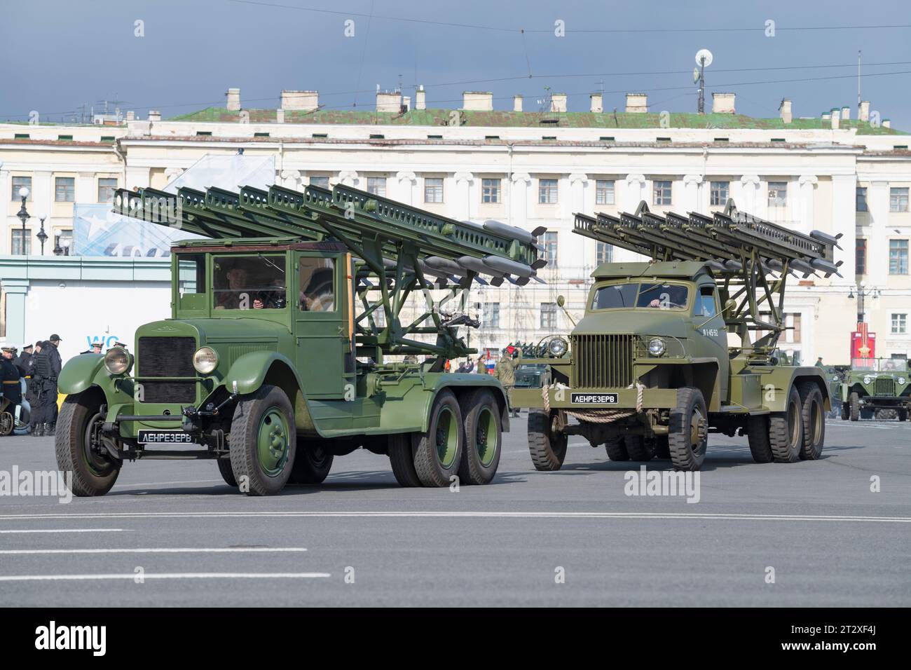 SAN PIETROBURGO, RUSSIA - 4 MAGGIO 2023: Veicoli ZIS-6 e Studebaker US6 con sistemi a razzo BM-13N (Katyusha) per il lancio multiplo alle prove di t Foto Stock