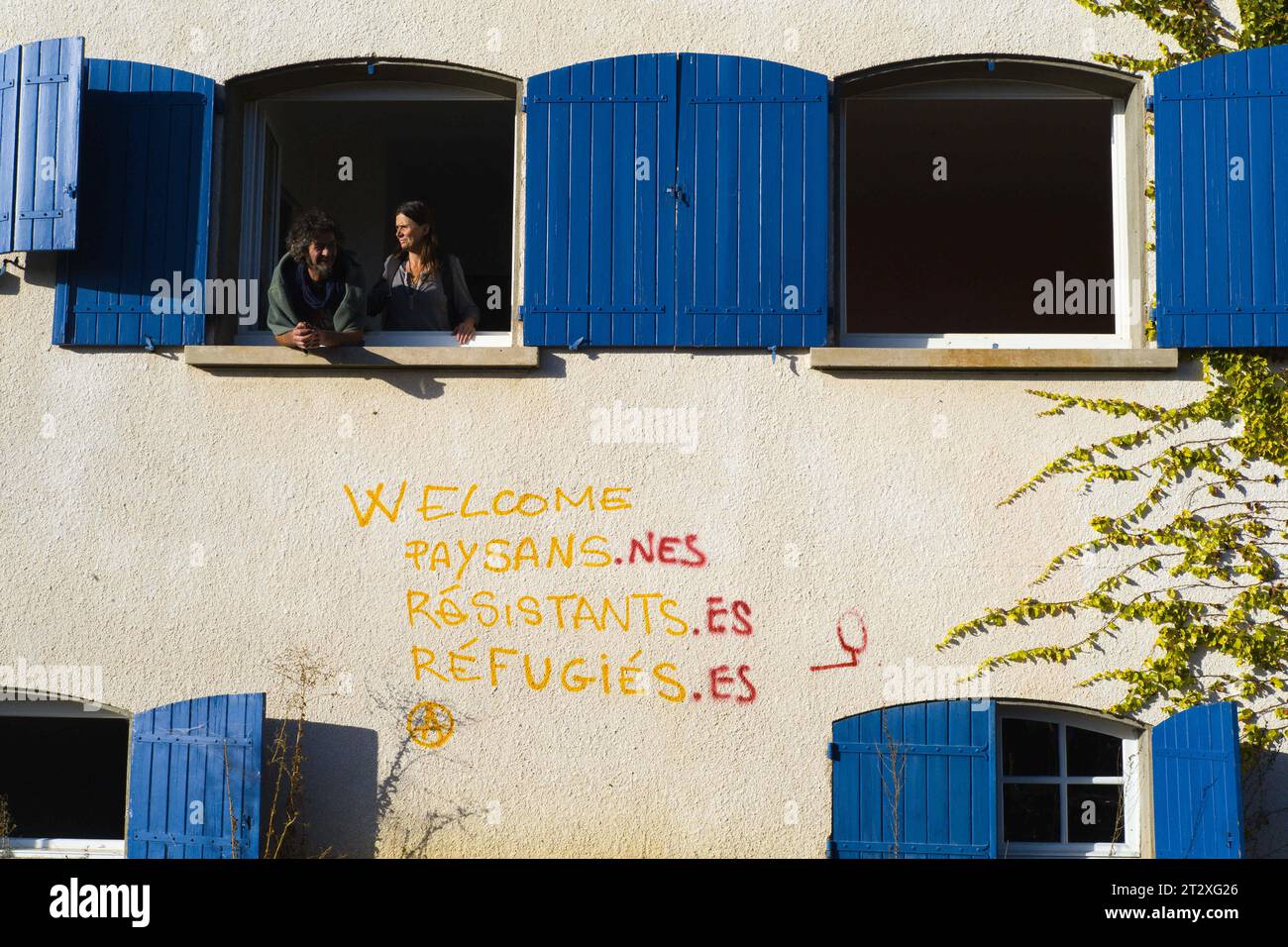 Sulla facciata di una casa vuota a causa dell'espropriazione degli abitanti c'è scritto Welcom, contadini, resistenti, rifugiati, con Julien le Guet, leader della lotta contro i mega-bacini di Sainte-Soline, nella finestra. Installazione di uno ZAD (area da difendere) in un luogo chiamato - la Cremade, negli edifici di un immobile espropriato per le esigenze del progetto di superstrada tra Castres e Tolosa. Dimostrazione contro l'autostrada A69. Secondo gli organizzatori, la mobilitazione chiamata Ramdam sur le macadam ha riunito più di 9.500 persone. Francia, Saix a ottobre Foto Stock