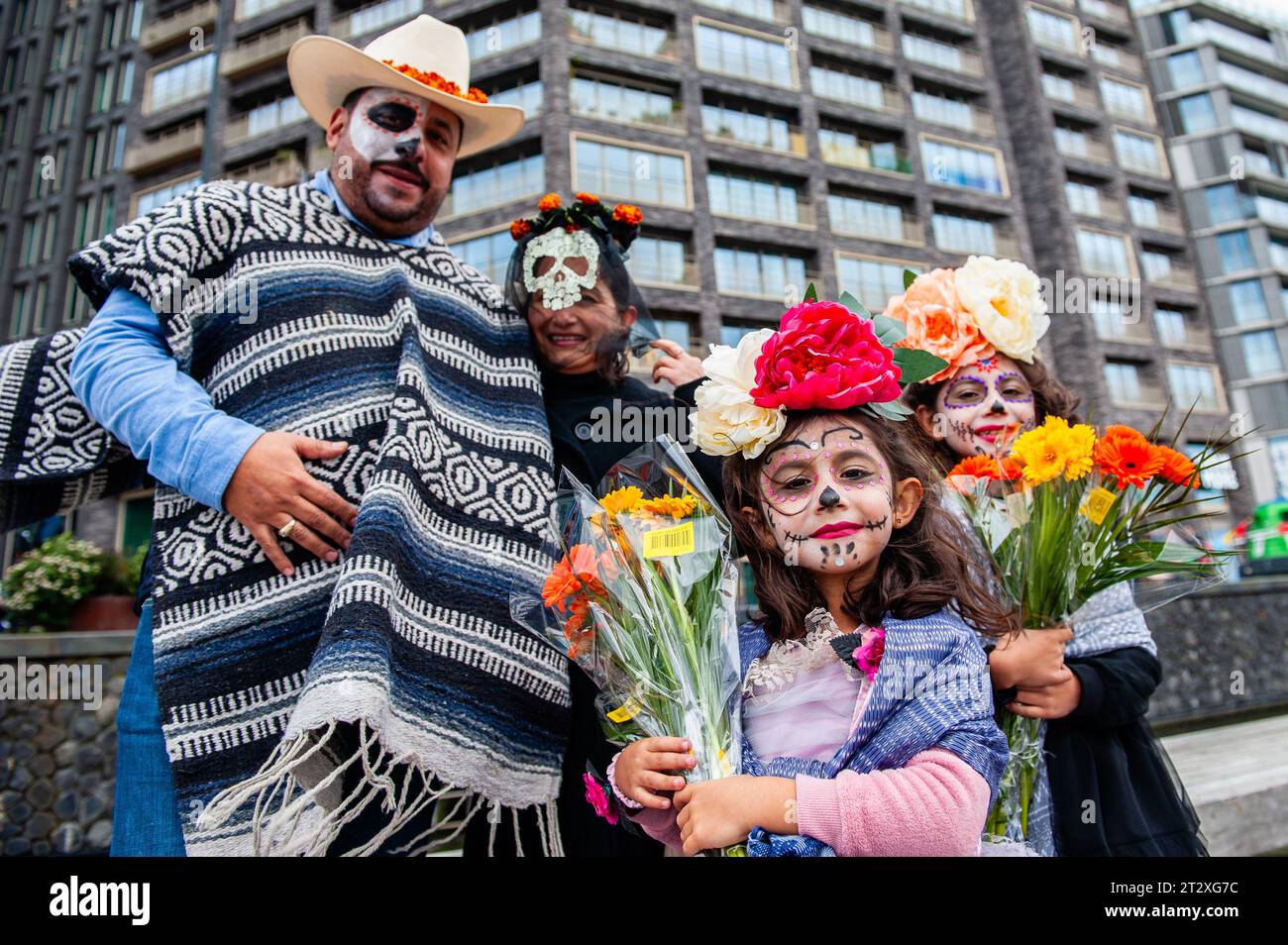 Una famiglia messicana viene vista posare indossando costumi messicani. Il Mexican Talent Network in collaborazione con l'Ambasciata del Messico nei Paesi Bassi ha celebrato il giorno dei morti. Dieci giorni prima della celebrazione ufficiale gli organizzatori invitano la comunità messicana nei Paesi Bassi e tutte le persone interessate a celebrare il giorno dei morti. Il giorno dei morti, o "Día de los Muertos" in spagnolo, è una tradizionale visita messicana in cui le famiglie onorano e ricordano i propri cari deceduti, credendo che gli spiriti tornino nel mondo dei vivi in questo periodo. Gente vestita da Catrina Foto Stock
