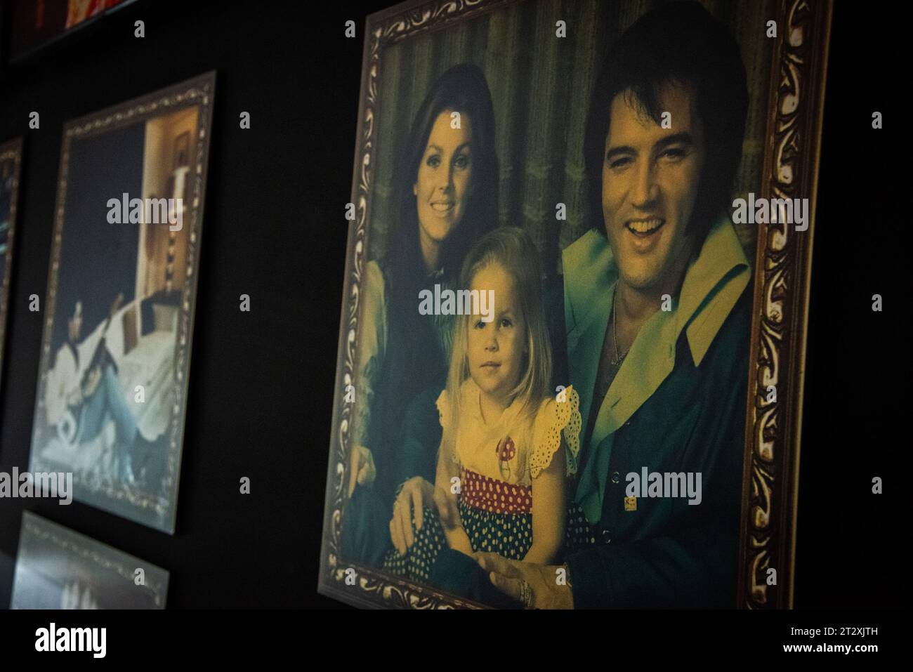 Londra, Regno Unito. 19 ottobre 2023. Foto della famiglia Elvis Presley di Elvis Presley, Priscilla e Lisa Marie Presley, esposte alla mostra Direct from Graceland: Elvis che si tiene presso l'Arches London Bridge ''Direct from Graceland: la mostra di Elvis, una nuova importante mostra retrospettiva che esplora la vita di Elvis Presley, che fino ad oggi è una delle figure più iconiche e influenti del XX secolo, è la mostra di apertura presso il nuovo luogo di arte e cultura, l'Arches London Bridge. The Direct from Graceland: la mostra di Elvis presenta oltre 450 manufatti di proprietà di Elvis Presley, Foto Stock