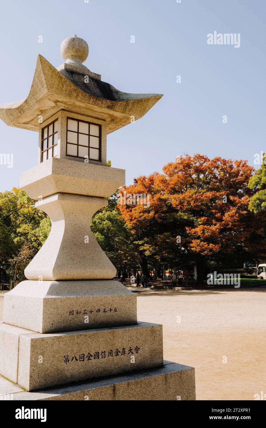 Lanterne di pietra (Ishidoro) nel Peace Memorial Park, Hiroshima, Giappone Foto Stock