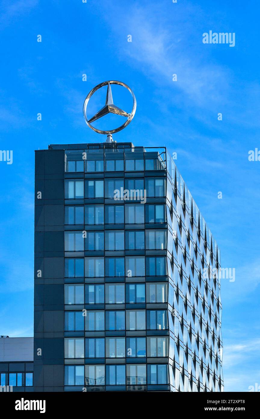 Germania , Berlino , 21.10.2023 , la stella Mecedes Benz sul grattacielo della galleria East Side Foto Stock