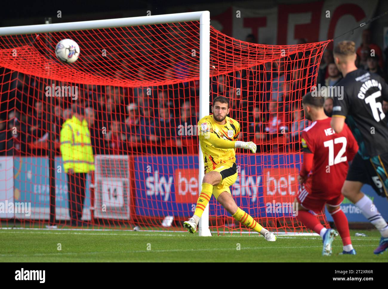 Harvey Davies di Crewe libera la palla durante la partita Sky Bet EFL League Two tra Crawley Town e Crewe Alexandra al Broadfield Stadium , Crawley , Regno Unito - 21 ottobre 2023 foto Simon Dack / Telephoto Images solo per uso editoriale. Niente merchandising. Per le immagini di calcio si applicano le restrizioni fa e Premier League, incluso l'utilizzo di Internet/dispositivi mobili senza licenza FAPL. Per ulteriori informazioni, contattare Football Dataco Foto Stock