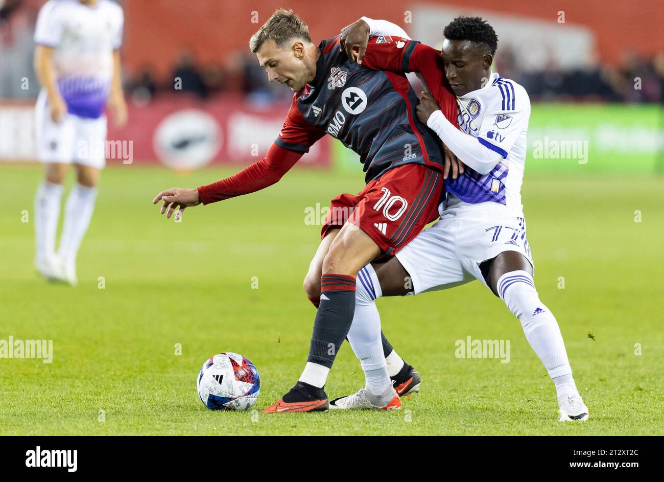 Toronto, Canada. 21 ottobre 2023. Federico Bernardeschi (L) del Toronto FC si allea con Ivan Angulo dell'Orlando City durante la partita di Major League Soccer (MLS) 2023 tra Toronto FC e Orlando City al BMO Field di Toronto, Canada, il 21 ottobre 2023. Crediti: Zou Zheng/Xinhua/Alamy Live News Foto Stock