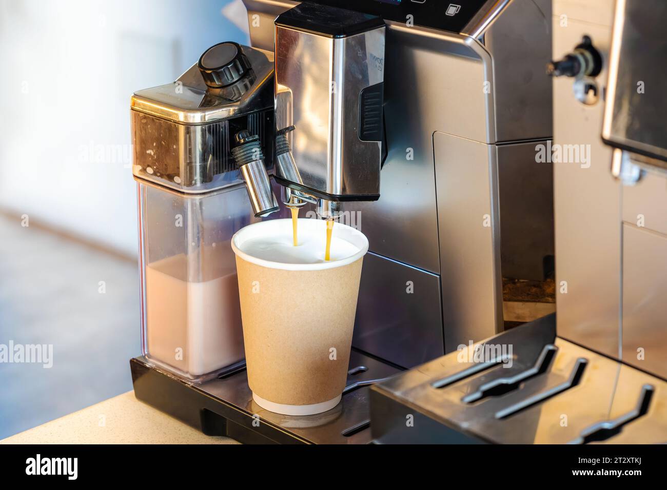 Macchina per il caffè per preparare deliziosi cappuccino, latte ed espresso durante la produzione di caffè aromatico. Foto Stock