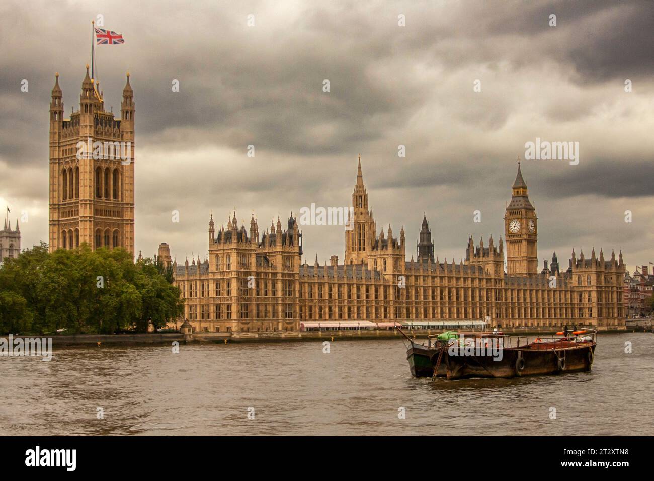 Orologio Big Ben nel cielo blu colorato, punto di riferimento di Londra, Regno Unito Foto Stock