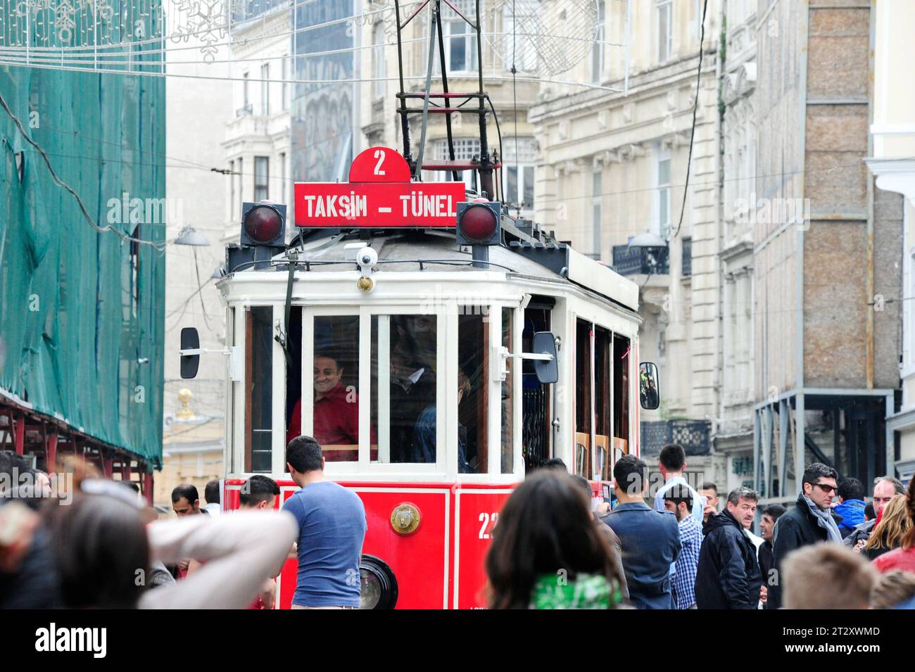 Istanbul, Türkiye. I tram di İETT sono ancora una volta nostalgici tram sulla strada principale dello shopping İstiklal Caddesi Foto Stock