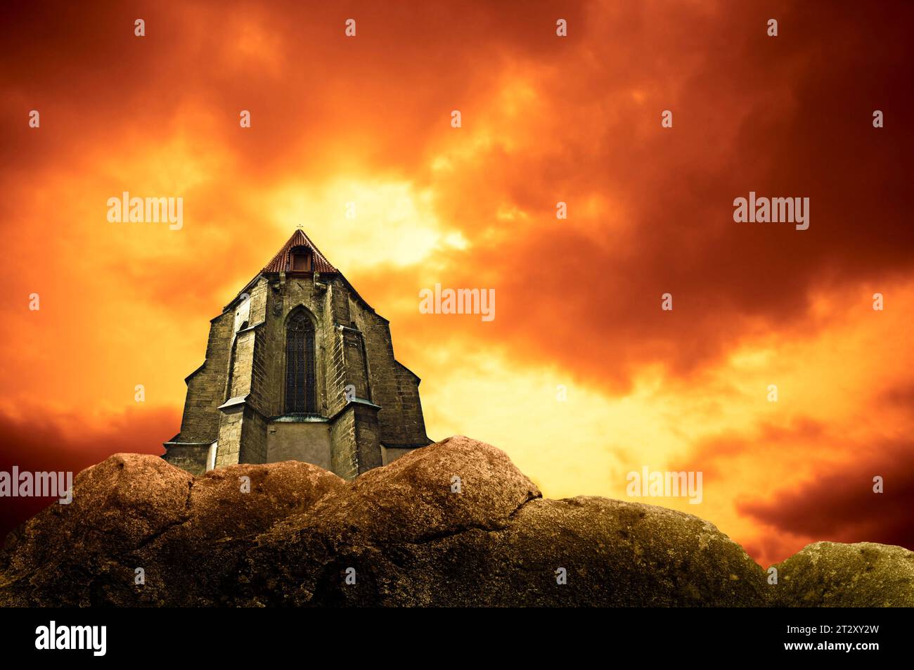un'antica chiesa medievale sulla cima di una collina rocciosa Foto Stock